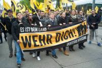 Identitären-Demo, 17.5. in Wien, v.l.n.r.: Lenart (hält Transparent) gemeinsam mit Markovics (graue Jacke), Wychera (schwarzer Mantel), Conrads (mit Schal)