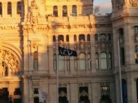 Schwarze Fahne vor Rathaus Madrid (2) - Foto von ungiganteverde@twitter