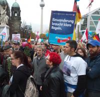 „Zukunft Hei­mat“ bei AfD-Demonstration im Novem­ber in Berlin