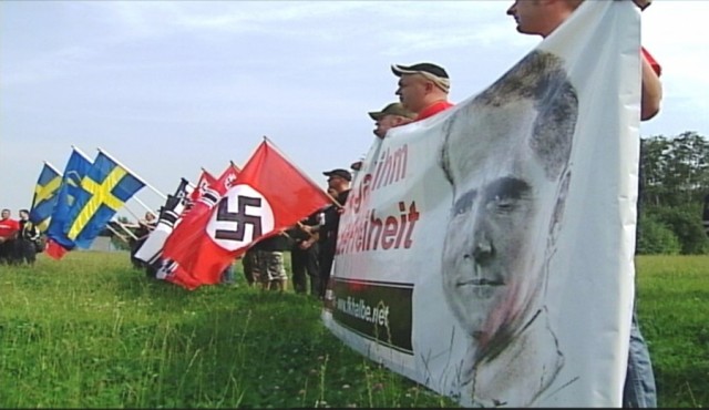 Alexander Hardt (rotes Shirt und Mütze) mit Lars Bergeest beim Naziaufmarsch in Kolding (DK) 2005