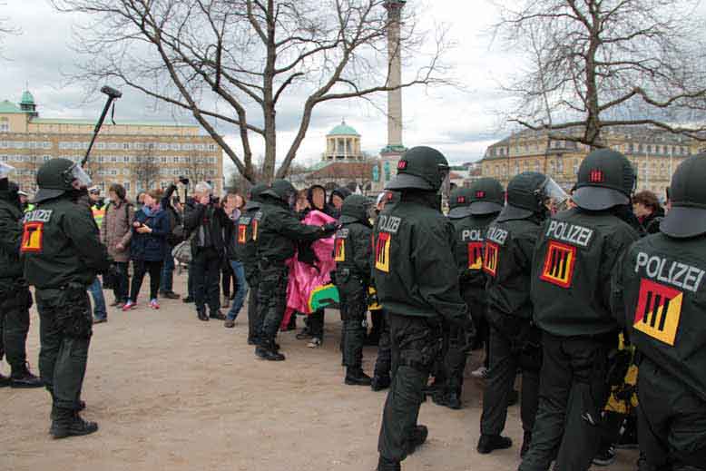 Polizei räumt Demoroute