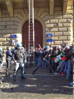 CasaPound Italia, 14.12.2013 - Polizeieinsatz am Sitz der EU-Komission in Rom