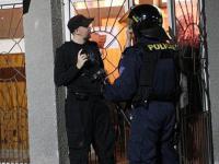 Ver­an­stalter Möbus ver­han­delt am Rande seinesKon­zertes in Zatec am 29. Sep­tember 2012 mit der Polizei