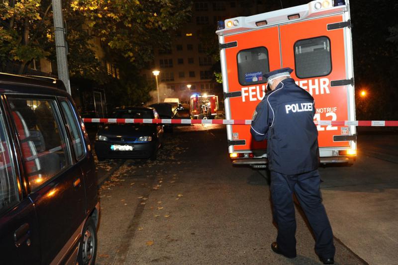 Ein Polizist und zwei Einsatzwagen am abgesperrten Areal vor der türkischen Botschaft in der Heinrich-Heine-Straße