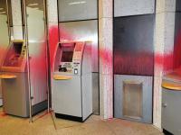 Einmal quer rüber mit roter Farbe: Bankfiliale am Kaiser-Wilhelm-Platz 