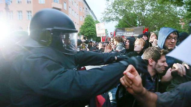 Berlin: 1. Mai-Demo (6)