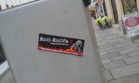 "Anti-Antifa organisieren!"-Aufkleber in der Innenstadt