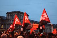 Schwarz-rote Fahnen vorm Schloss