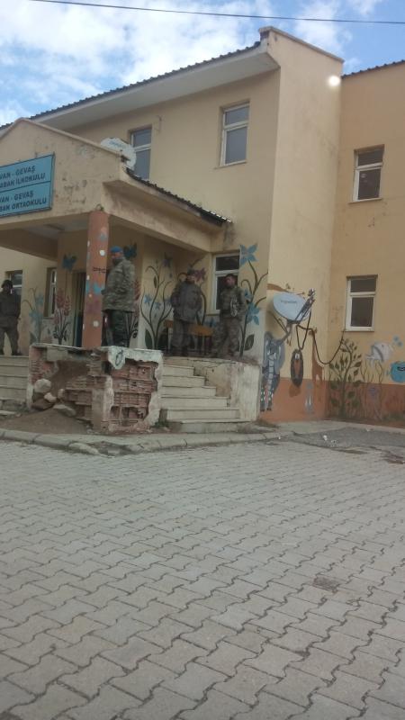 Balaban Gendarmen und Korucu (Dorfschützer) vor der Schule