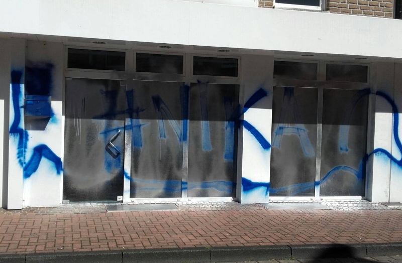 Unbekannte besprühten die Aussenfassade eines AfD-Büros in Dinslaken (Foto: privat)