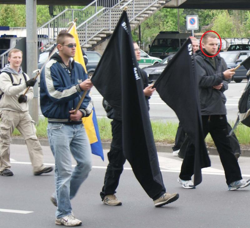 Marcel Fiedler mit "Hennigsdorf"-Fahne in Brandenburg/Havel 08.05