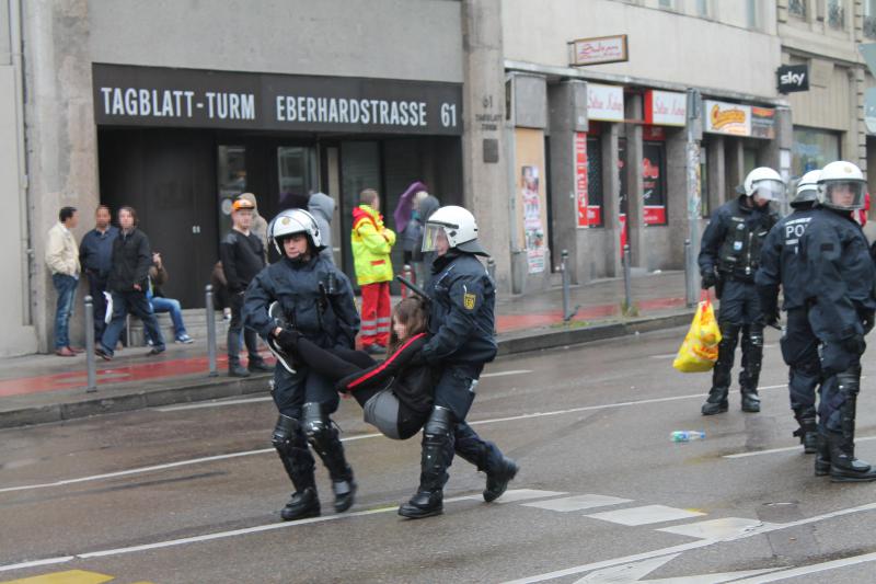 Aktivistin wird weggetragen 