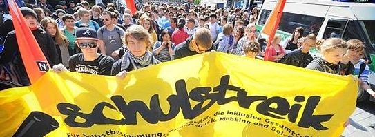 Trotz der Warnungen der Bezirksregierung Arnsberg fanden sich am Freitag 500 Schüler und Schülerinnen in Bochum ein und gingen für ihre Interessen auf die Straße.