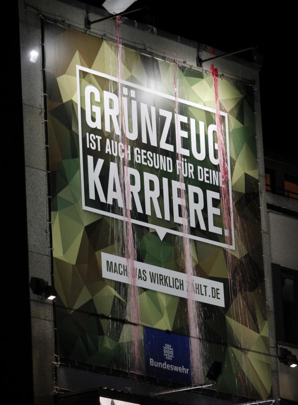 Dachaktion gegen Bundeswehrplakat in Bremen