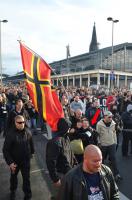 1 - Sabine Twardokus (Pro NRW) bei Nazi / Hooligan Demo in Köln, 26.10.2014