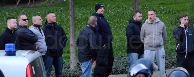 Gruppe um Tobias Brendel (3.v.l.), Kevin Dehn (4.v.l.) und Riccardo Sturm (Mitte) im Umfeld des Legida-Aufmarschs am 20. April 2015. Foto: docu.media.