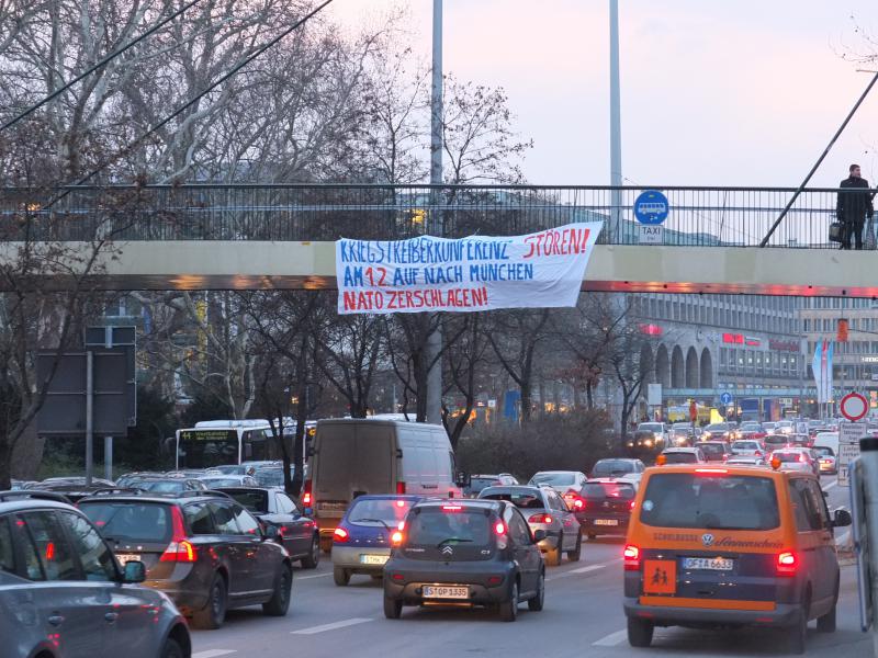 Transpi 1 gegen die NATO Sicherheitskonferenz am Samstag in München