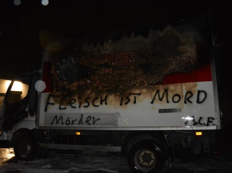 "Fleisch ist Mord" steht auf dem ausgebrannten Lkw an der Bochumer Schlachterei.