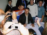 Auto­gramm­stunde mit Natio­nal­flagge in Anleh­nung an Kroa­tien unter dem Ustascha-Regime, Sidney 2005