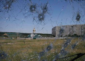 Ein Grenzposten in Luhansk, durch die Windschutzscheibe eines zerschossenen Lastwagens. Foto: uainfo.org