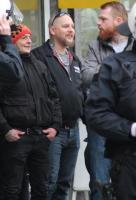 Daniel Fasel (mitte) mit Mario Carboni (links) bei Störversuch der NIKA-Demo am 29.01.17 in Oberhausen