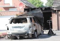 Das war mal ein Mercedes ML: Die Flammen haben von dem schweren Fahrzeug nur noch einen Haufen Blech übrig gelassen. Warum der Brand ausgebrochen war, ist noch nicht klar. Der Staatsschutz wartet auf das entsprechende Gutachten
