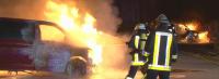 Die Feuerwehr löschte die brennenden Fahrzeuge vor der Essener Ausländerbehörde. Foto: WTV/Weber