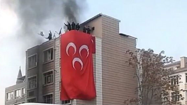 Angriff der türkischen Nationalisten/Faschisten auf das HDP-Parteibüro in Kayseri nach dem Anschlag auf Soldaten