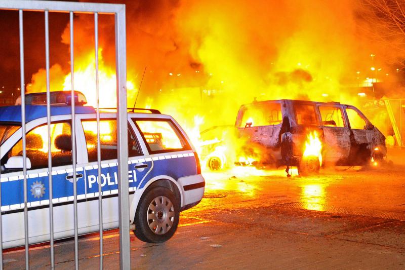 Zunächst brannten nur zwei Wagen. Die Flammen griffen aber auf zwei weitere über