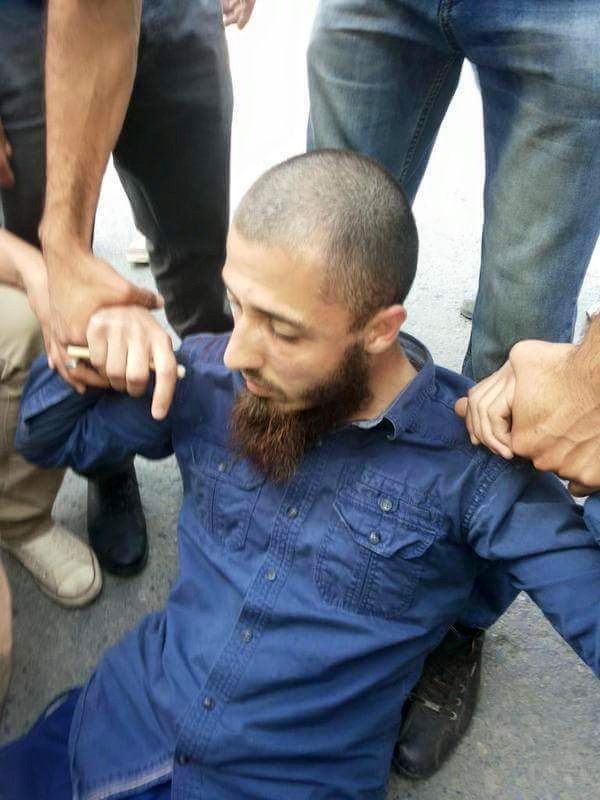 Ein IS-Mitglied wird von türkischen Linken festgenommen.