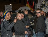 Sarigöz (mit bunter Mütze) neben Nazi-Terroristen Statzberger und Schatt bei Pegida