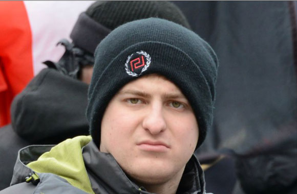 Michael Brück mit einer Mütze der griechischen Nazi-Partei "Golden Dawn"