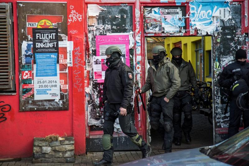 Ein SEK der Polizei durchsucht die Räume des Jugendzentrums an der Kornstraße.