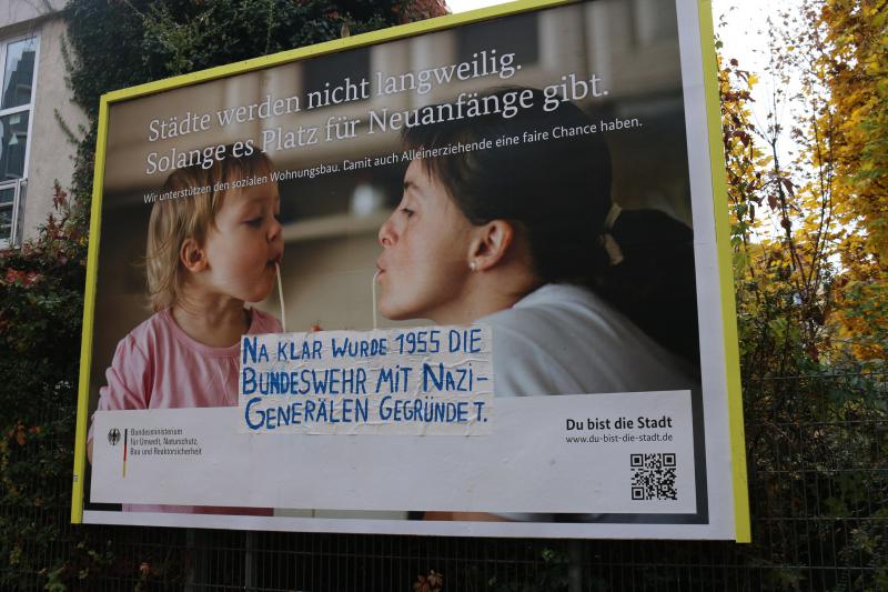 Adbusting in Berlin: "Na klar wurde die Bundeswehr mit Nazi-Generälen gegründet."