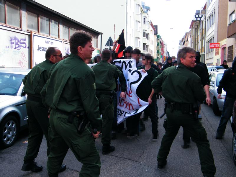 ...wird von der Polizei ohne Vorwarnung angegriffen.