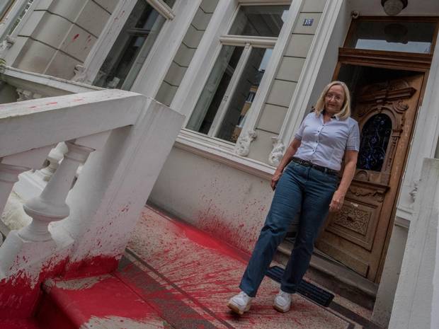 Unbekannte haben nachts das Haus der Bonner Alfa-Vorsitzenden Andrea Konorza mit roter Farbe beschmiert. 