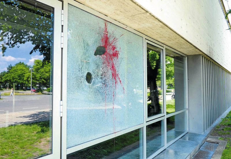 Mit Steinen sind die Scheiben der Meistersingerhalle eingeworfen worden. Dazu gibt es Bekennerschreiben aus der linken Szene. - Foto: Pelke