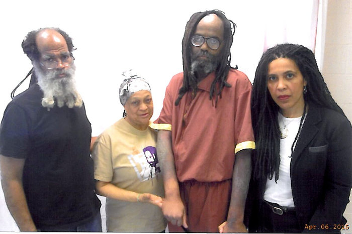 Mumia Abu-Jamal am 6. April mit Abdul Jon, Pam Africa und Johanna Fernández(Foto: Johanna Fernández)