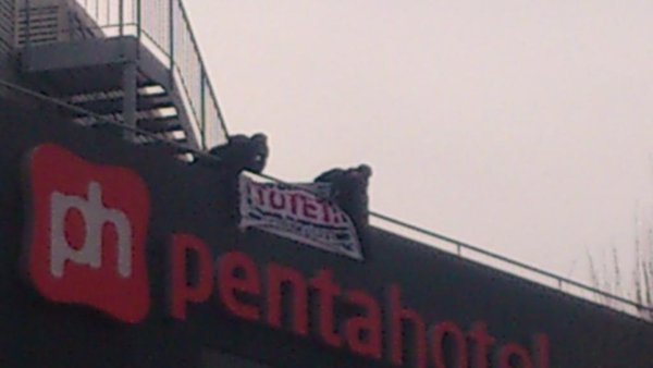 Banner am pentahotel Kassel: Rassismus tötet