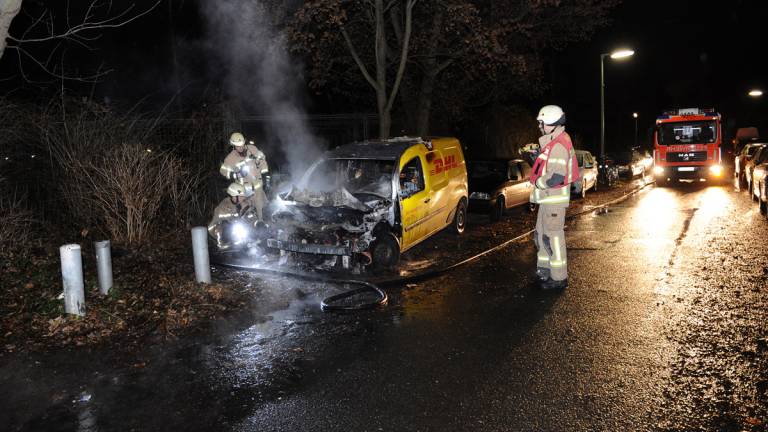 (B) Soli mit Barcelona - Feuer verschlingt DHL Auto