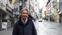 Alice Weidel hat in Überlingen einen Hauptwohnsitz, zugleich ist sie auch in Biel in der Schweiz angemeldet. Das Bild zeigt sie in der Franziskanerstraße in Überlingen.