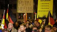 Anhänger der Alternative für Deutschland setzten ihre Hoffnung auf Putin: Im Februar demonstrierten sie mit einem Schild in Erfurt gegen die Asylpolitik der Bundes- und Landesregierung.