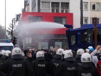 Die Polizei geht mit Wasserwerfern gegen gewalttätige Demonstranten vor
