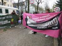 Antifas zeigten sich solidarisch mit den Geflüchteten und protestierten gegen die Nazis und Rassisten