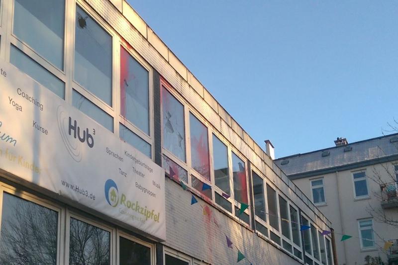  Auf den Türkischen Kulturverein am Eimsbütteler Marktplatz haben Unbekannte einen Farbbeutel-Anschlag verübt. Auch die Scheiben wurden eingeworfen. 