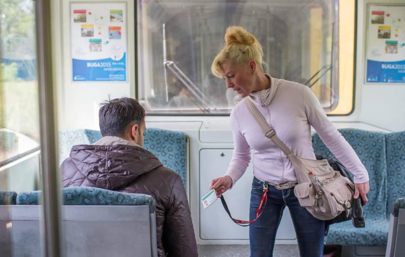 S-Bahn Kontrolleurin Kiki K. wird oft beim Kontrollieren angepöbelt Foto: Michael Huebner