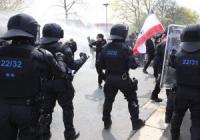 Polizisten gehen am 01.05.2016 in Plauen (Sachsen) gegen Teilnehmer einer rechtsextremen Demonstration vor.