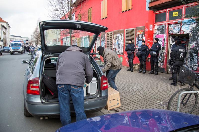 Ermittler nehmen Akten mit.