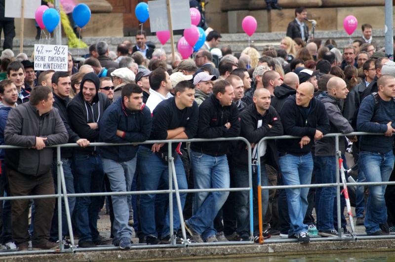 18. besorgte eltern an vorderster front vor dem opernhaus