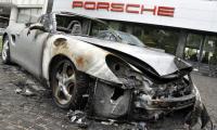 Dieser Porsche wurde nach einer Demonstration in der Basler Innenstadt am 1. Mai 2009 Opfer von Extremisten.
